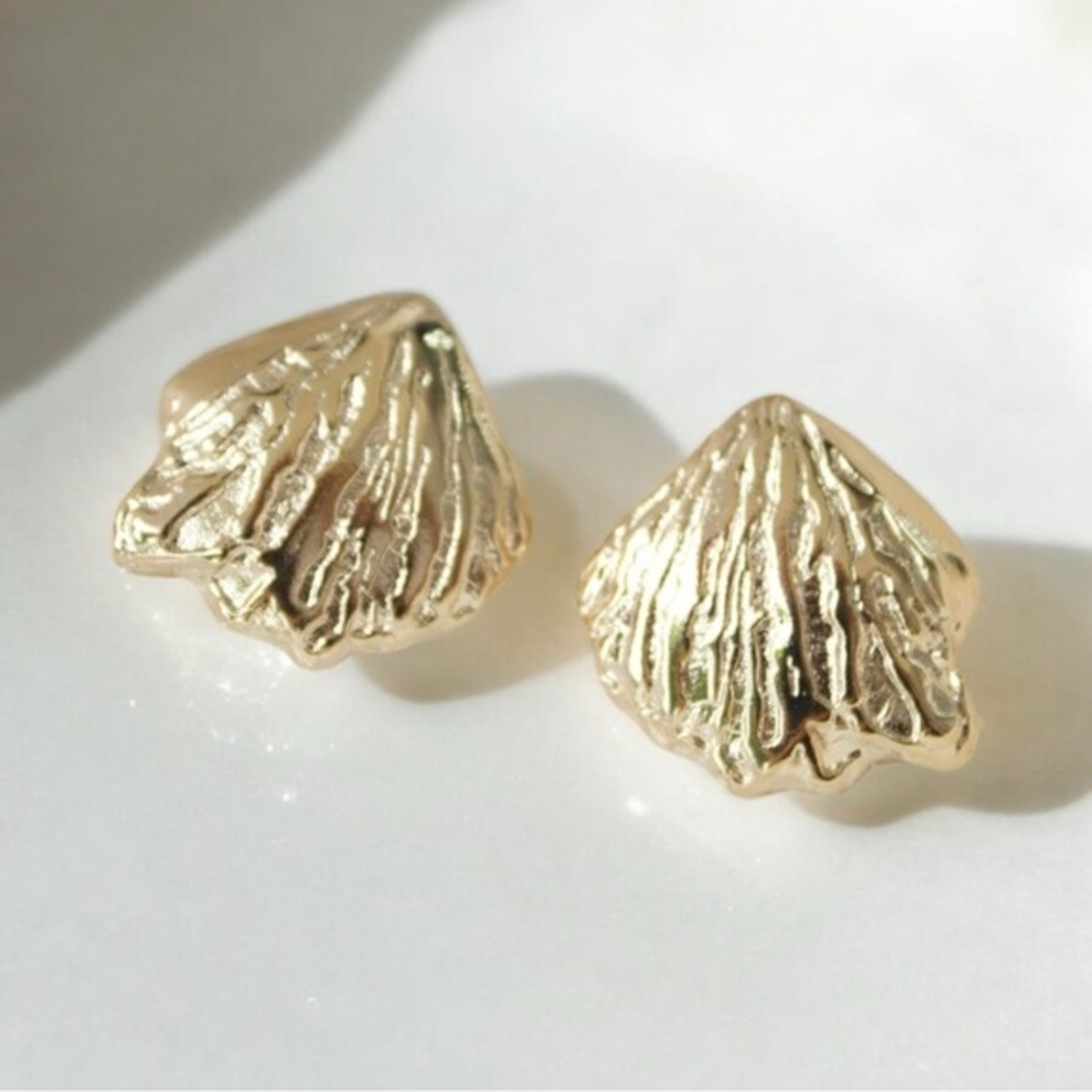 18K Gold Filled Clam Shell Earrings (Gold)
